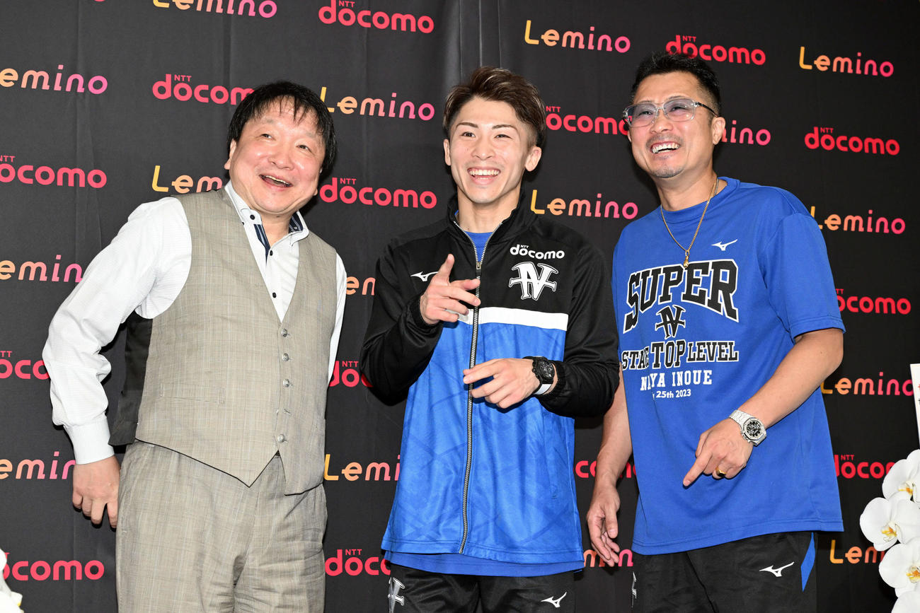 WBC、WBO世界スーパーバンタム級タイトルマッチの一夜明け会見で笑顔を見せる井上。左は大橋会長。右は父の真吾トレーナー（撮影・滝沢徹郎）