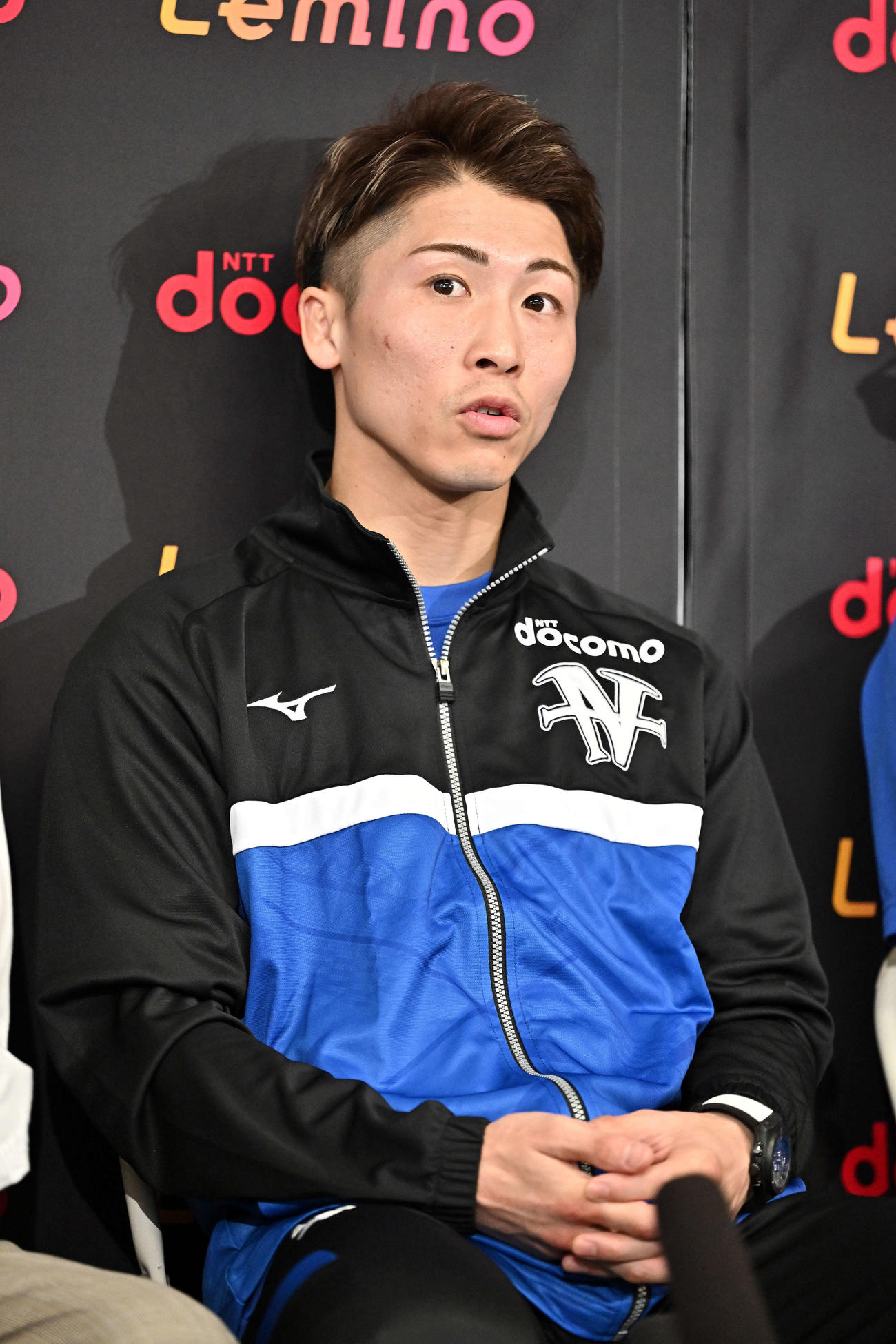 WBC、WBO世界スーパーバンタム級タイトルマッチの一夜明け会見で話す井上（撮影・滝沢徹郎）