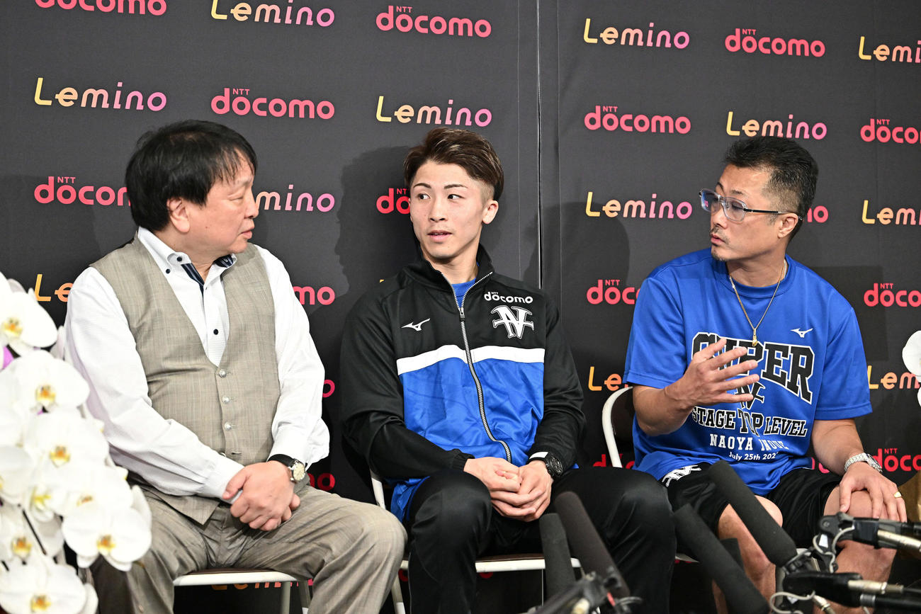 WBC、WBO世界スーパーバンタム級タイトルマッチの一夜明け会見で話す、左から大橋会長、井上、父の真吾トレーナー（撮影・滝沢徹郎）