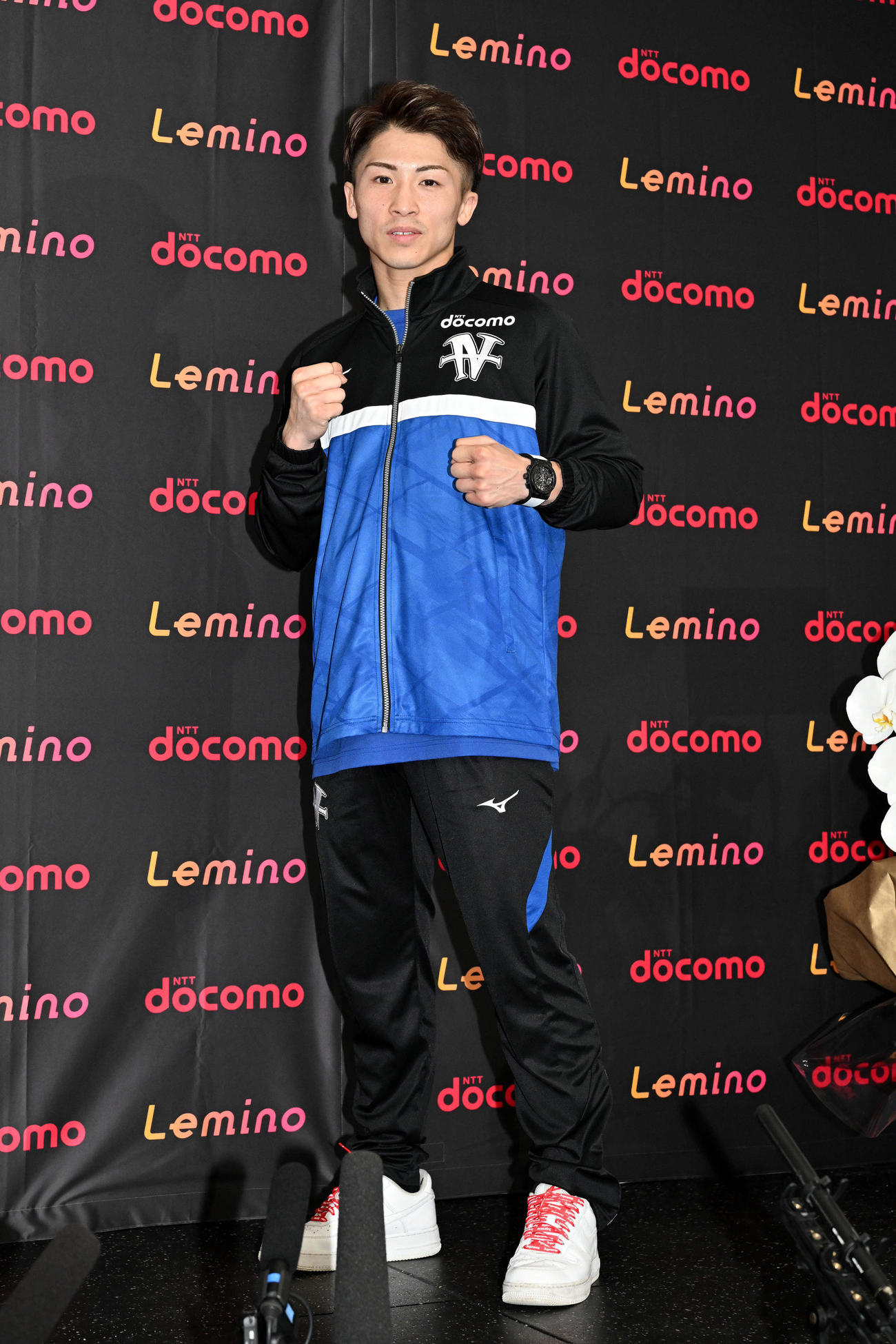 WBC、WBO世界スーパーバンタム級タイトルマッチの一夜明け会見でポーズを決める井上（撮影・滝沢徹郎）