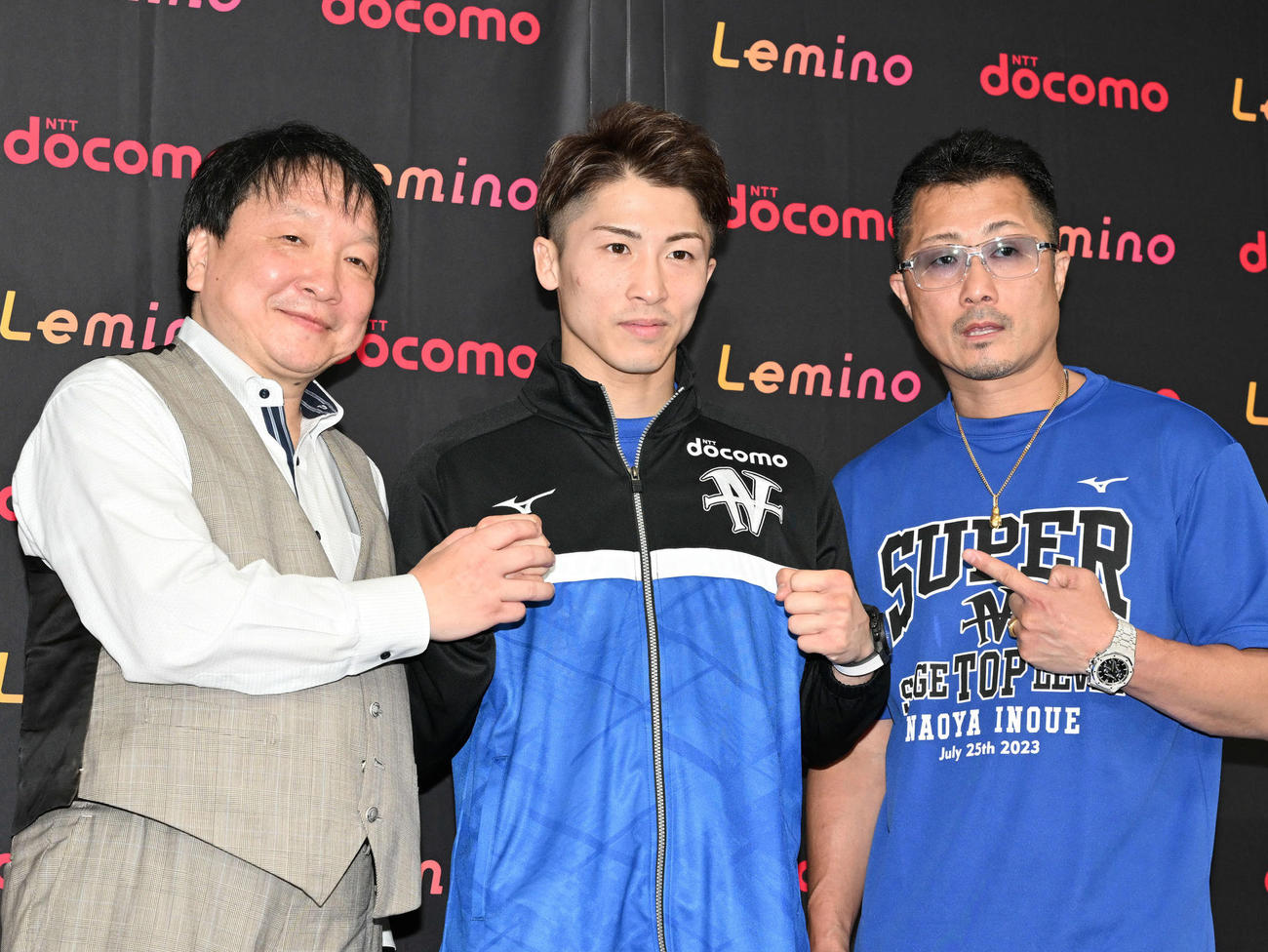 WBC、WBO世界スーパーバンタム級タイトルマッチの一夜明け会見で記念撮影する、左から大橋会長、井上、父の真吾トレーナー（撮影・滝沢徹郎）