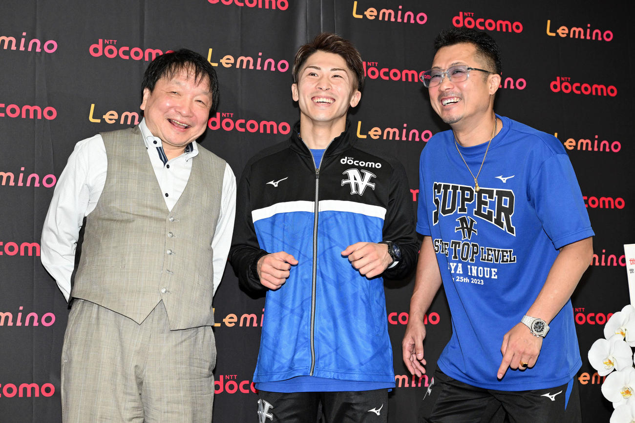 WBC、WBO世界スーパーバンタム級タイトルマッチの一夜明け会見で笑顔を見せる井上。左は大橋会長。右は父の真吾トレーナー（撮影・滝沢徹郎）