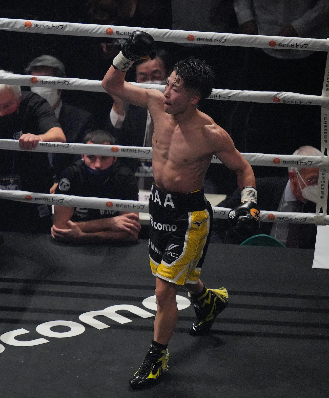 WBAスーパー、WBC、IBF、WBO世界バンタム級王座統一戦でポール・バトラーにKO勝ちしガッツポーズする井上尚弥（2022年12月13日撮影）