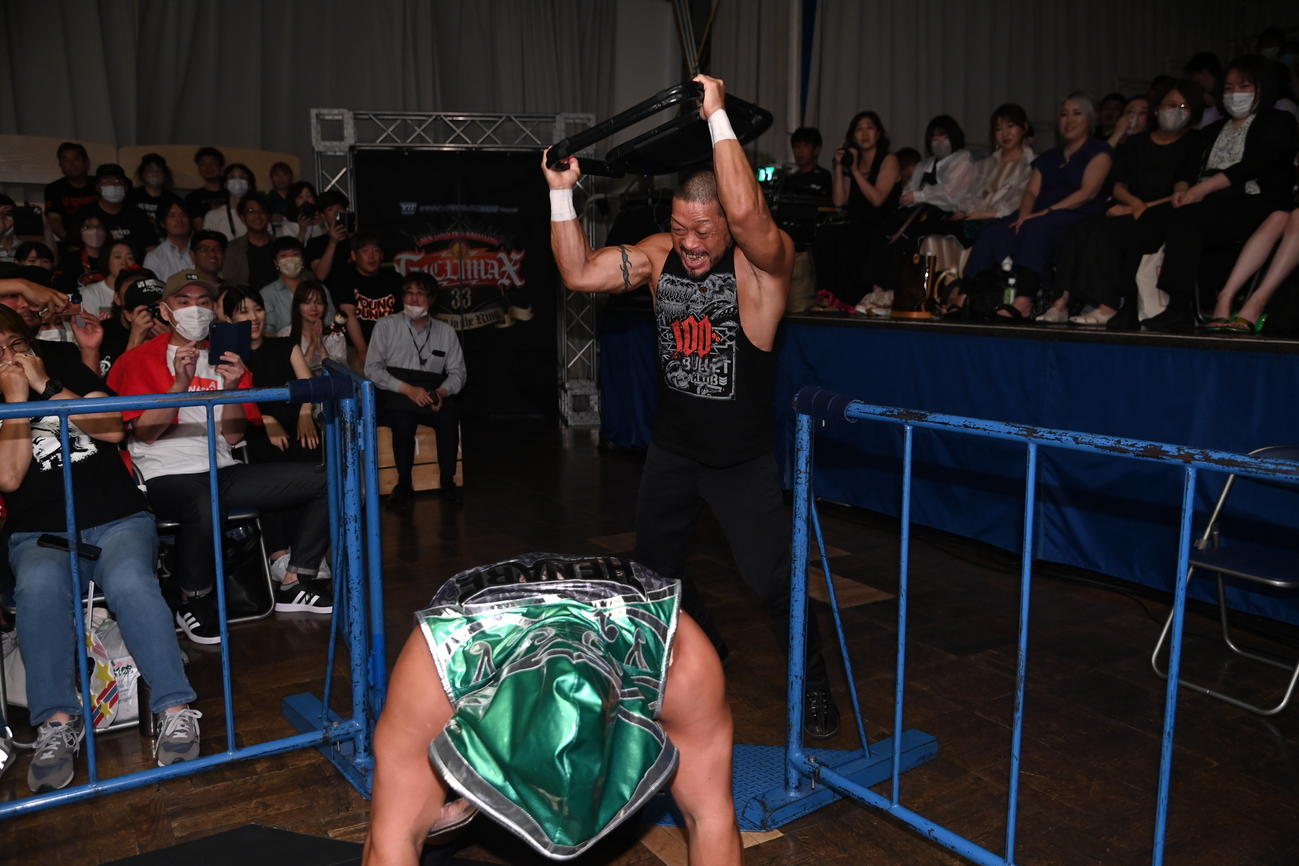 試合に乱入し、HENAREにパイプ椅子攻撃をしかけるディック東郷（新日本プロレス提供）
