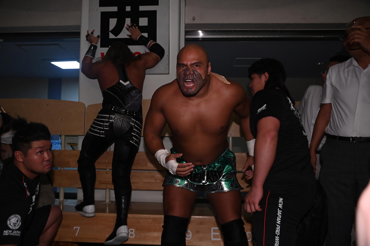 客席まで乱入し、EVILを西と書かれた看板にたたき付けるHENARE（新日本プロレス提供）