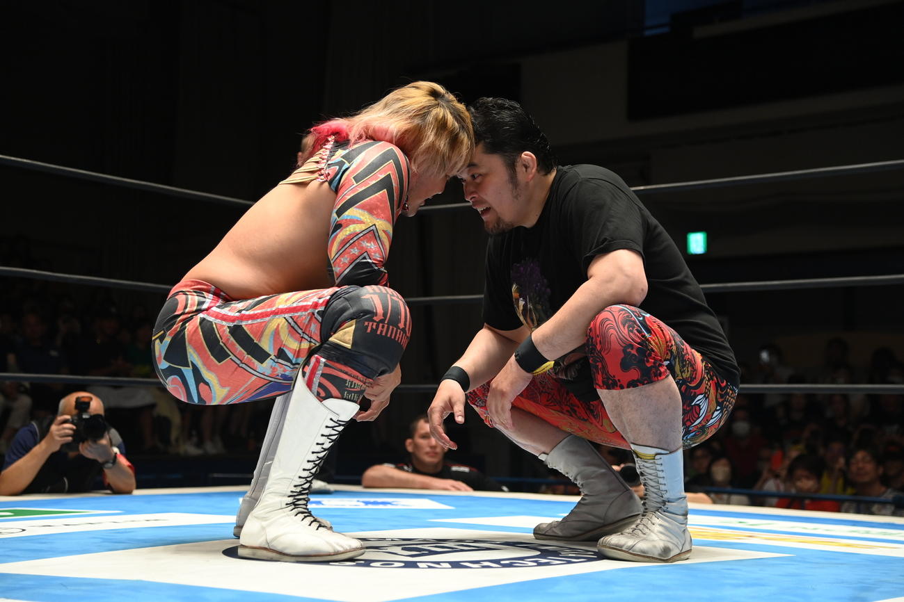 ヤンキー座りでにらみ合う、左から棚橋弘至と矢野通（新日本プロレス提供）