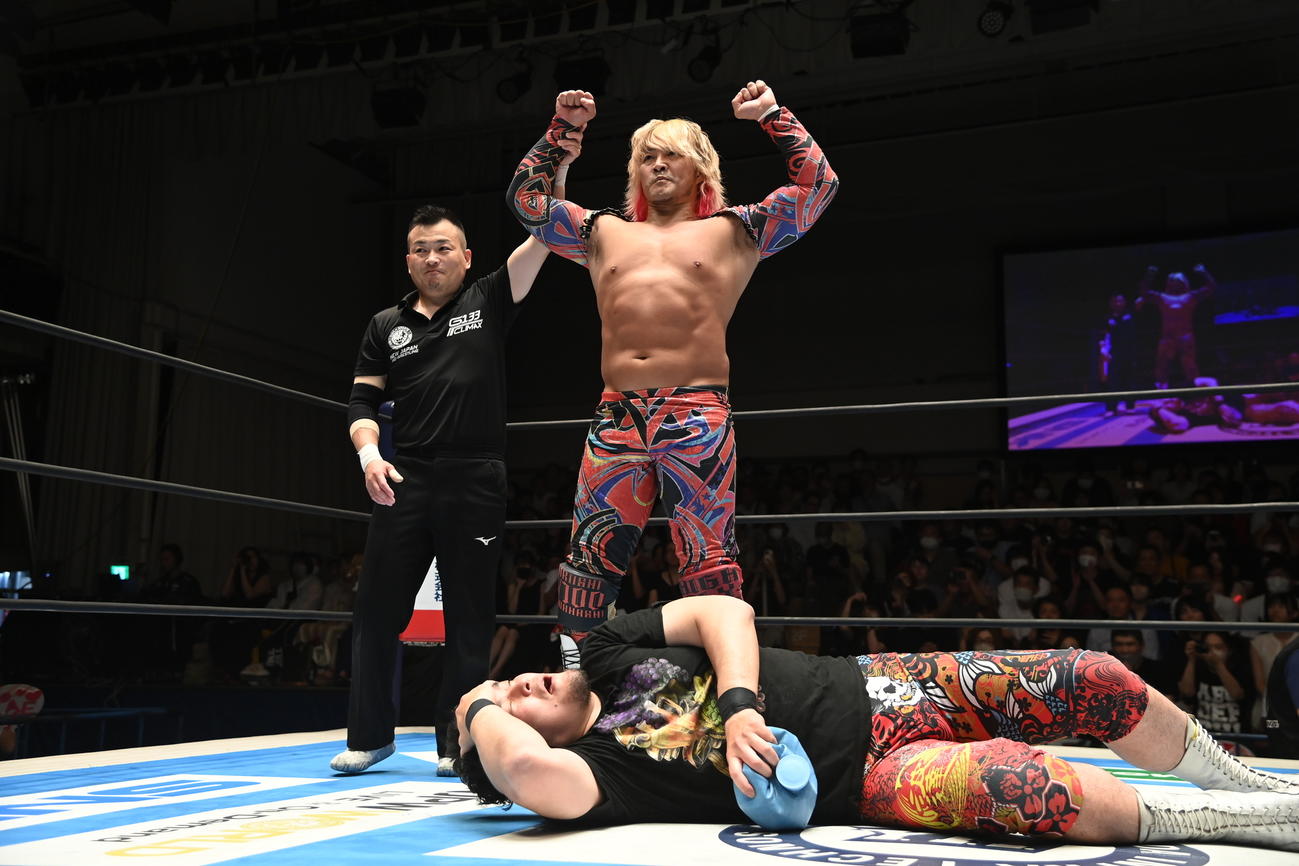 矢野通（手前）に勝利した棚橋弘至（新日本プロレス提供）