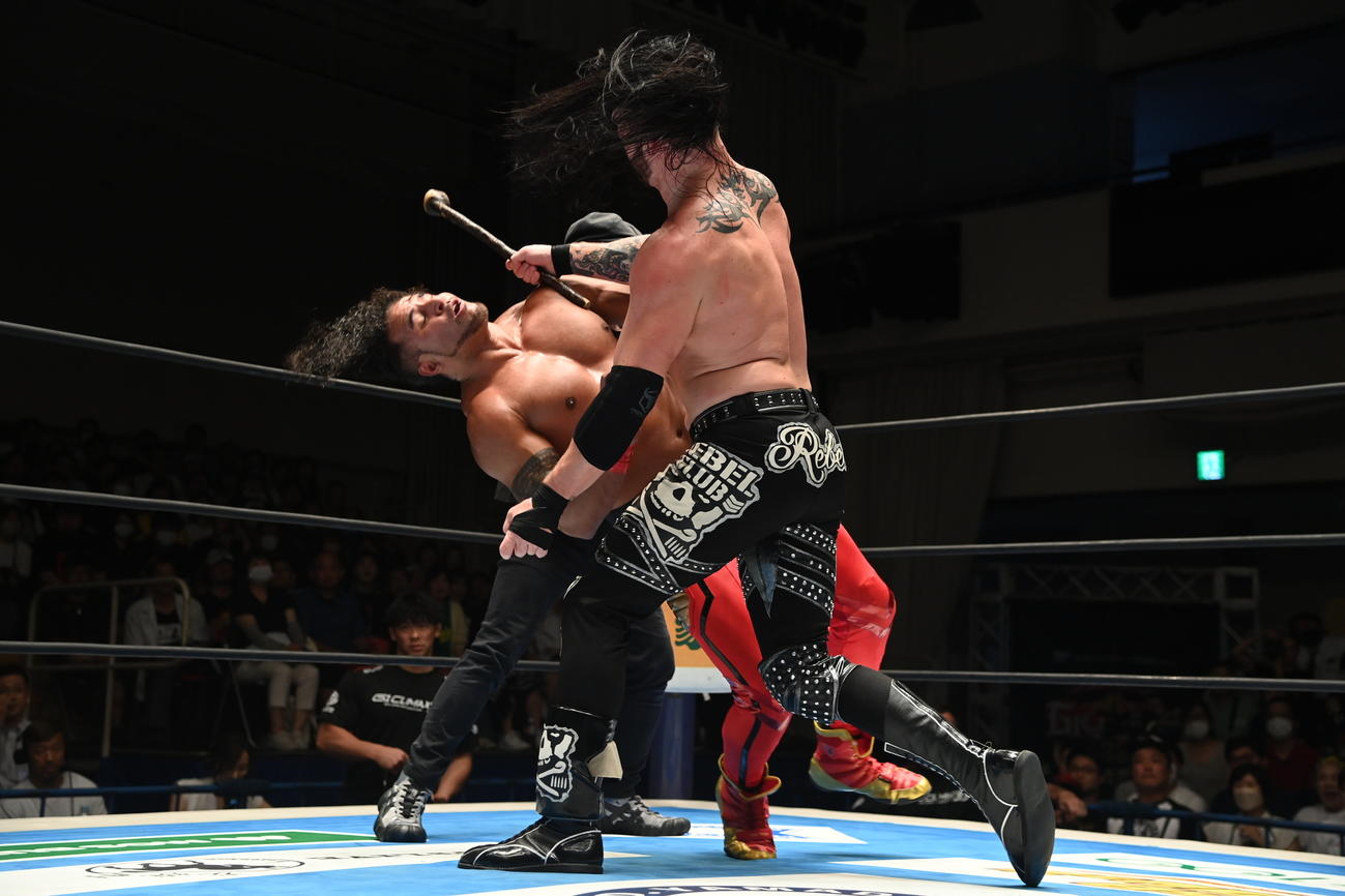 タマ・トンガに対して、シレイリで急襲したデビッド・フィンレー（手前）（新日本プロレス提供）