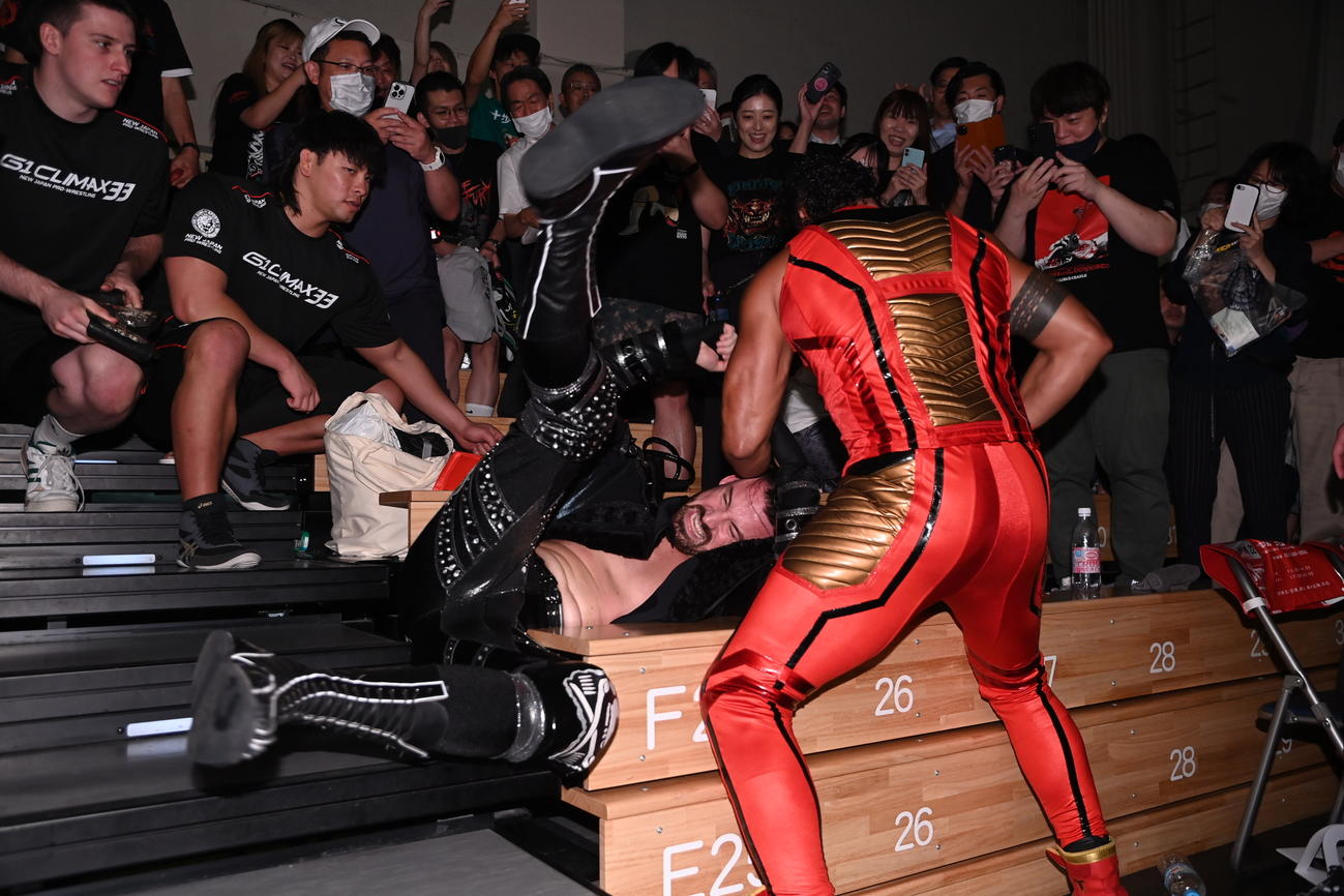 場外でやり合うタマ・トンガ（手前）とデビッド・フィンレー（新日本プロレス提供）