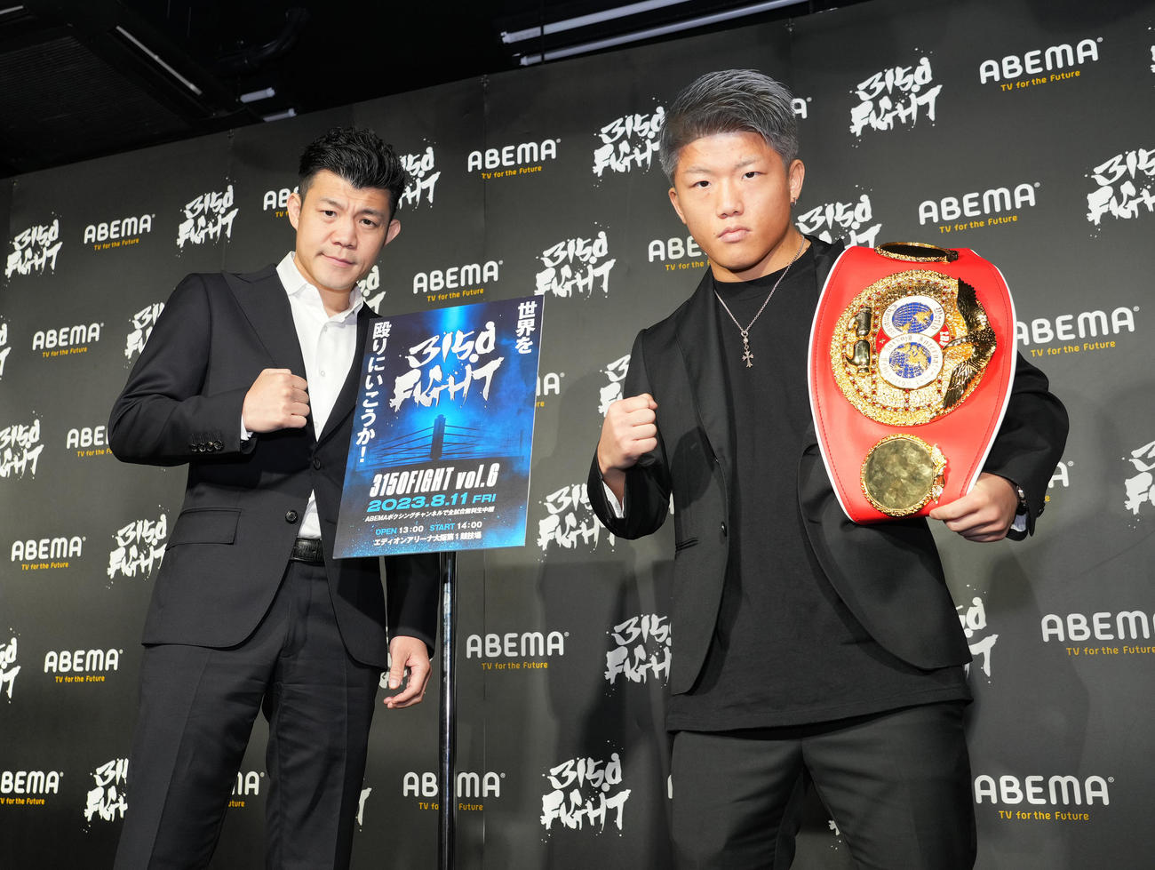 IBF世界ミニマム級王座統一戦に向け、闘志を燃やしファイティングポーズをとる重岡。左は亀田興毅氏（2023年6月30日撮影）