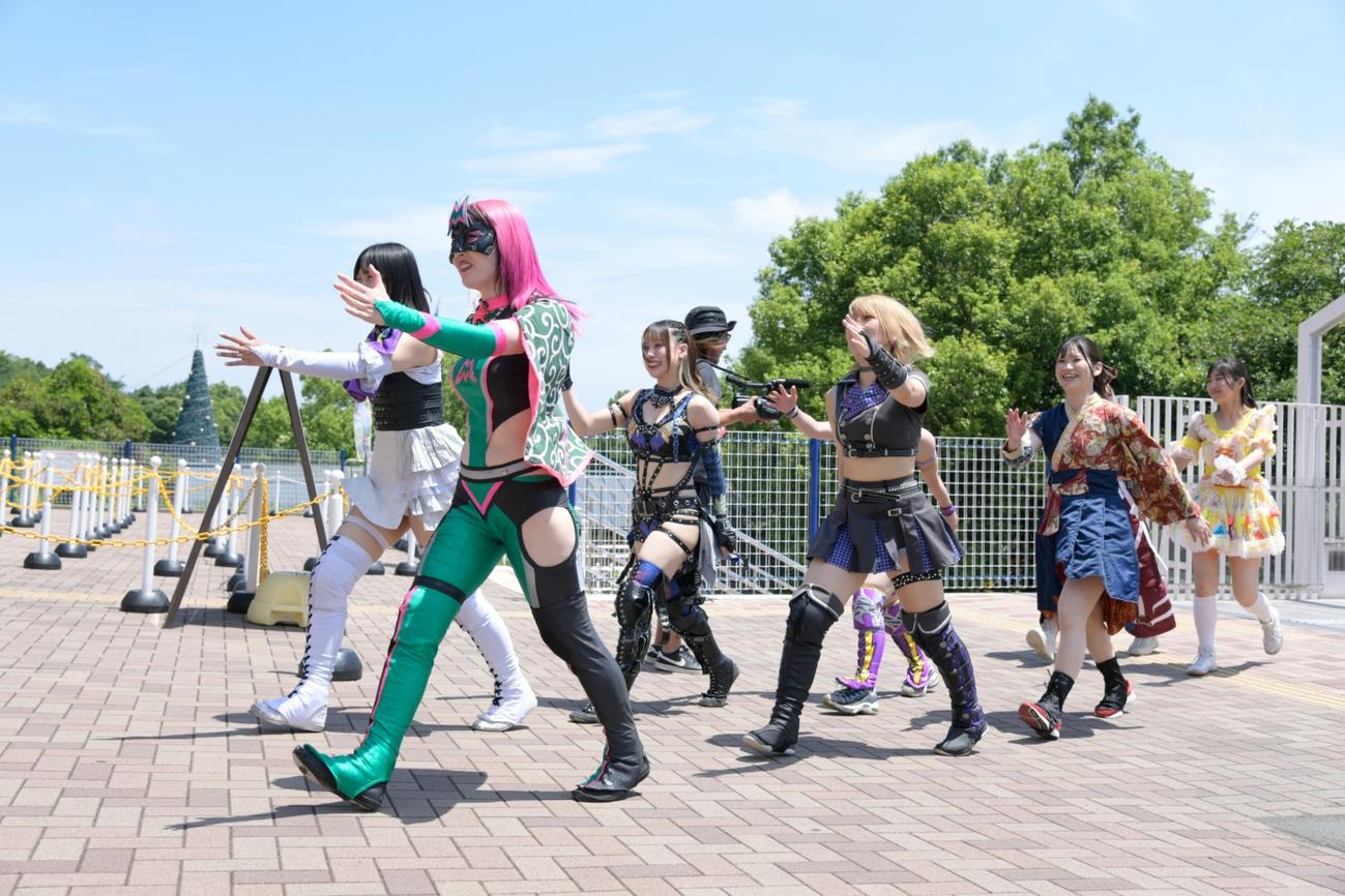 遊園地プロレスに参加する紅チームの選手（東京女子プロレス提供）