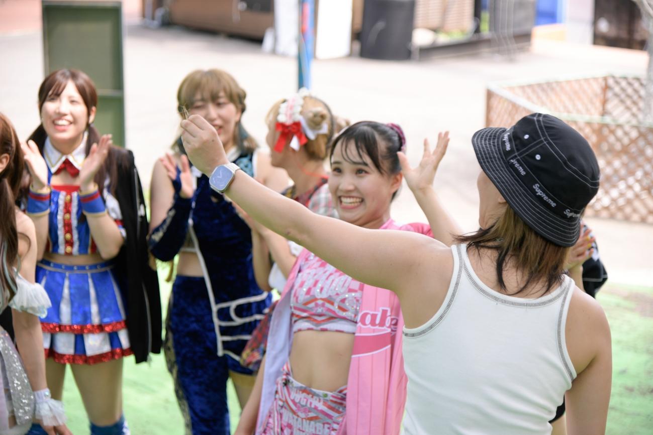 坂崎ユカ（右）に虫を見せられ驚く渡辺未詩（東京女子プロレス提供）