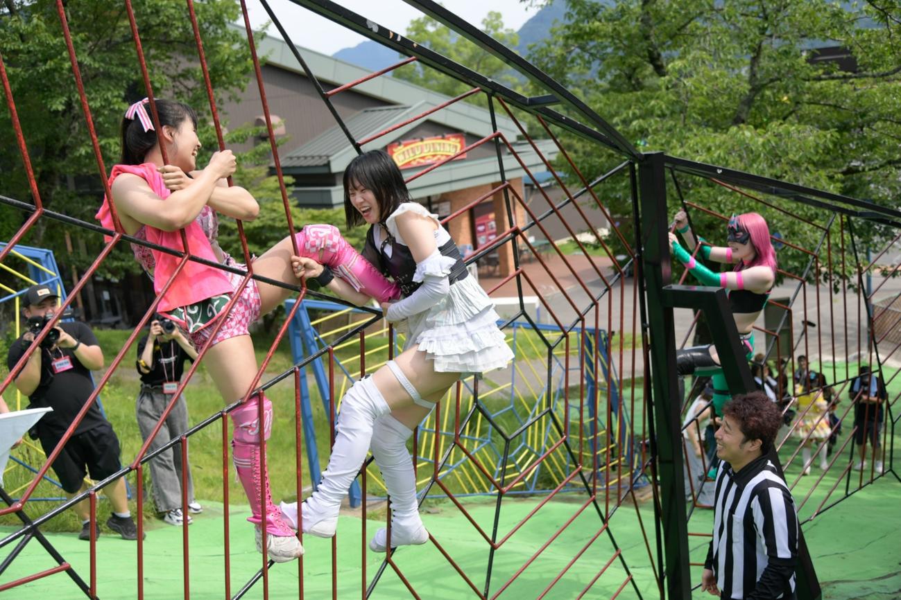 スパイダー競争　渡辺未詩（左）を妨害する辰巳リカ（東京女子プロレス提供）