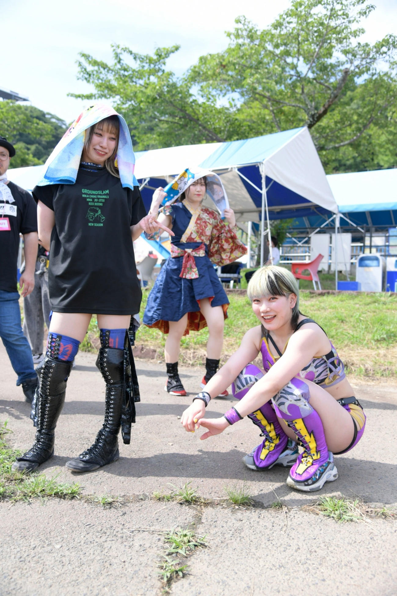 笑顔の遠藤有栖（右）を見つめる乃蒼ヒカリ（東京女子プロレス提供）