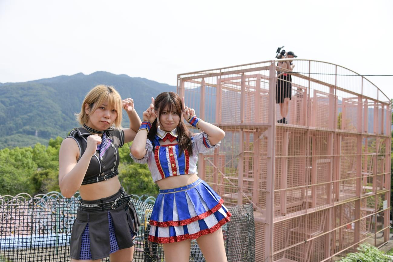 鉄骨迷路バトル　ポーズをとる角田奈穂（左）と荒井優希（東京女子プロレス提供）