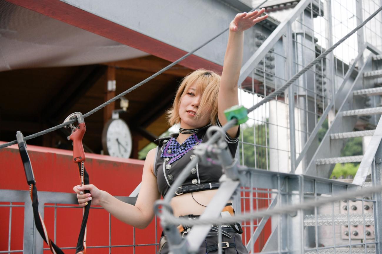 手押し相撲対決　高さ22メートルの対戦場所に向かう角田奈穂（東京女子プロレス提供）