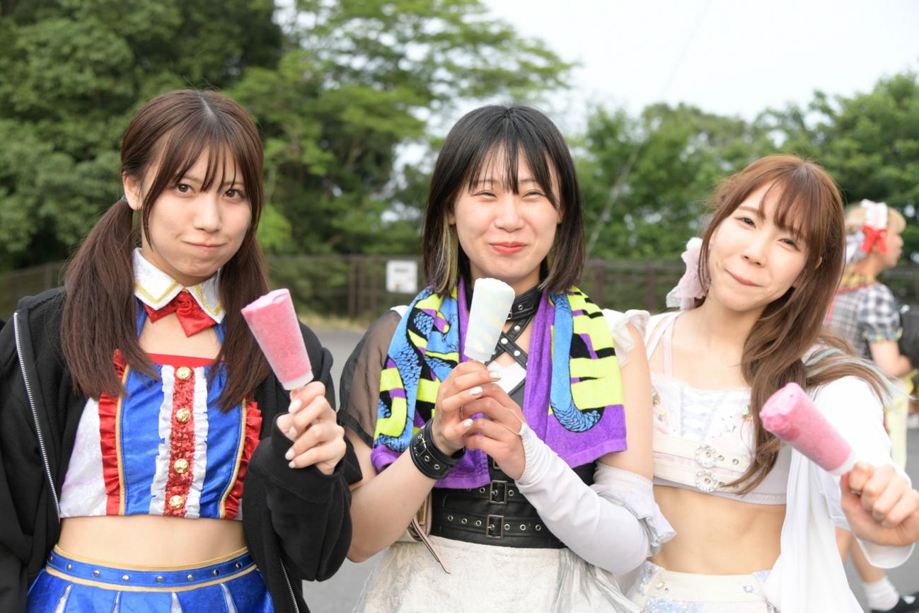 アイスを手に笑顔を見せる左から荒井優希、辰巳リカ、瑞希（東京女子プロレス提供）