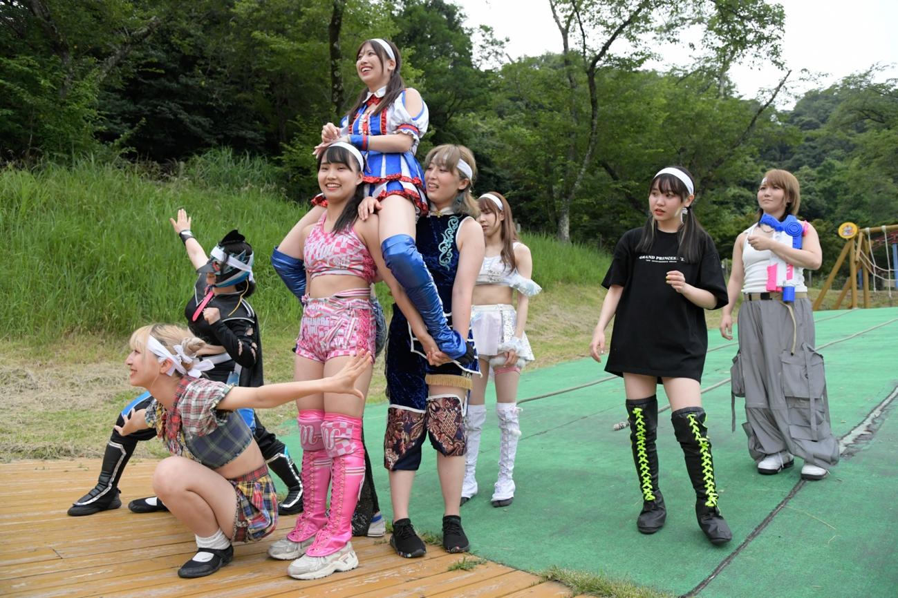 騎馬戦デスマッチ　試合を前に意気込む白チーム（東京女子プロレス提供）
