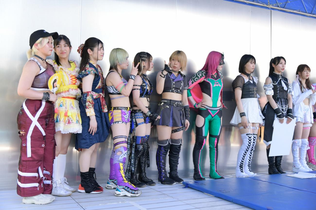 遊園地プロレスに参加する選手ら（東京女子プロレス提供）