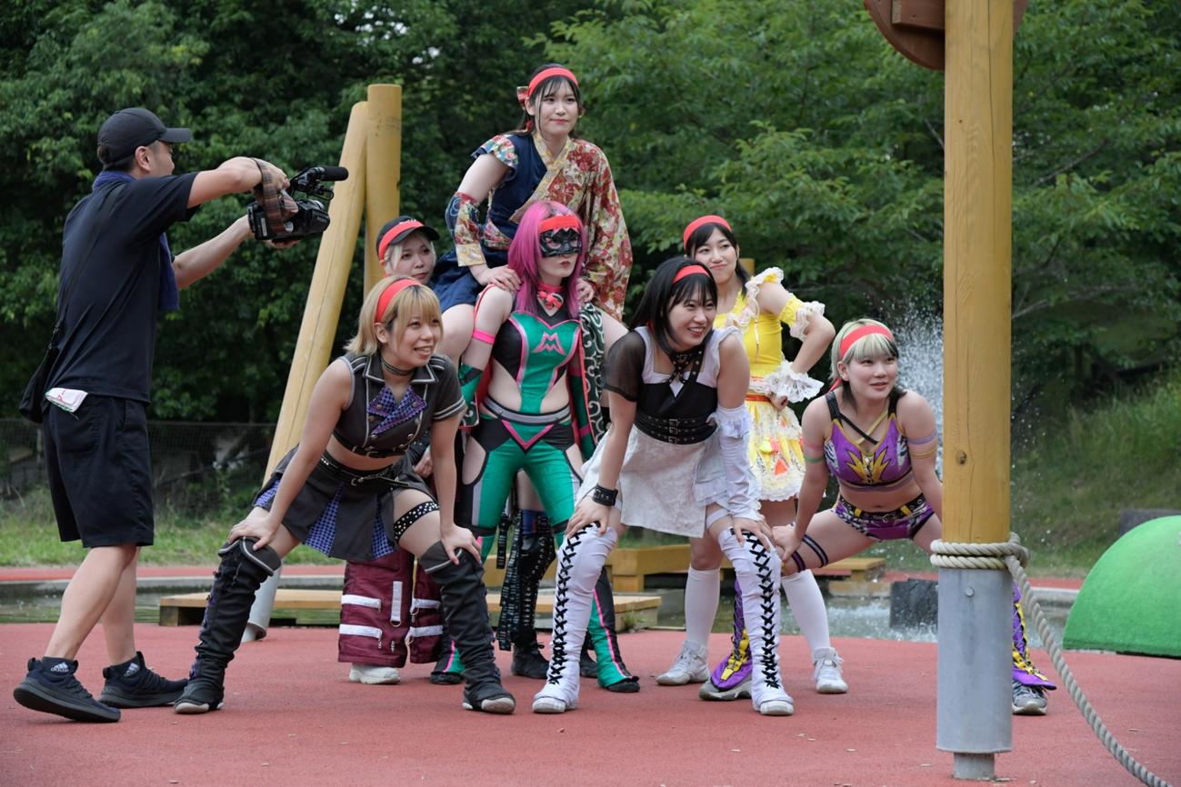 騎馬戦デスマッチ　試合を前に意気込む紅チーム（東京女子プロレス提供）