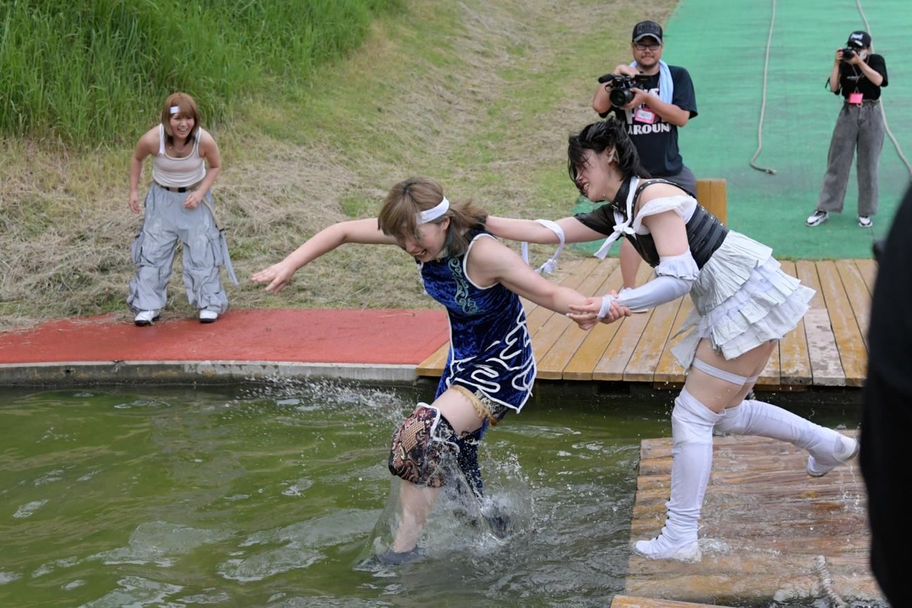 騎馬戦デスマッチ　桐生真弥（左）を池に落とそうとする辰巳リカ（東京女子プロレス提供）