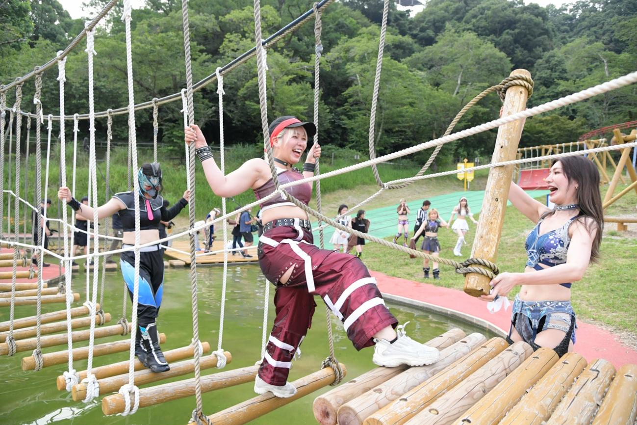 アスレチックを渡る愛野ユキ（中央）と鳥喰かや（左）（東京女子プロレス提供）
