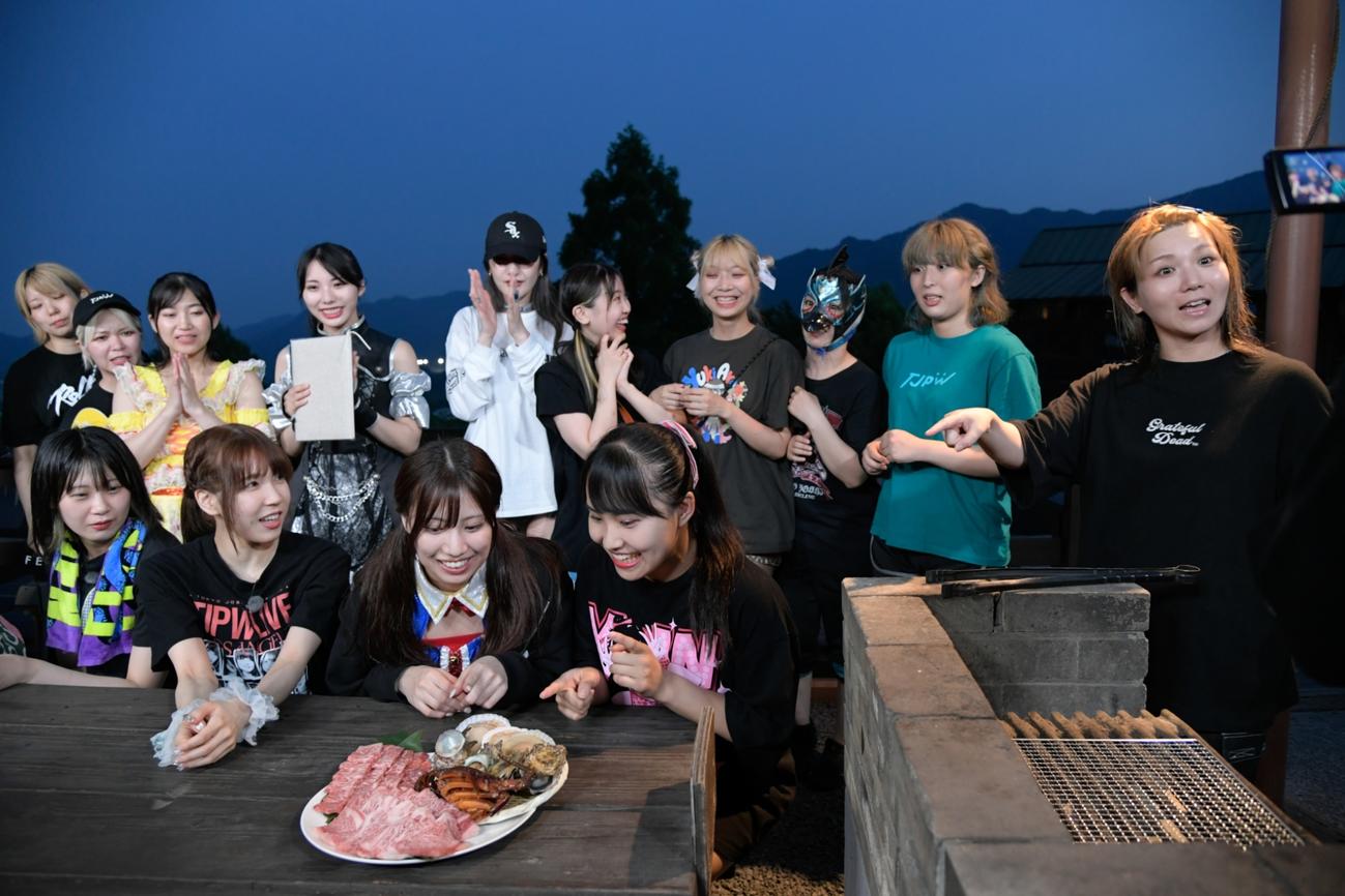 バーベキューの食材を前に喜ぶ選手ら（東京女子プロレス提供）