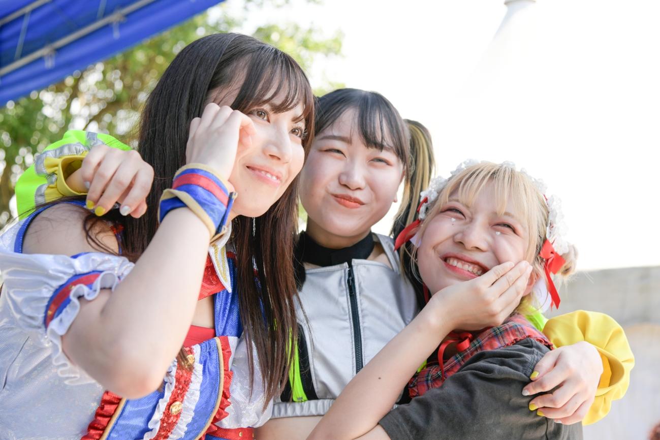 エニウェアフォール6人タッグマッチ　試合に向けて笑顔を見せる左から荒井優希、鈴芽、原宿ぽむ（東京女子プロレス提供）
