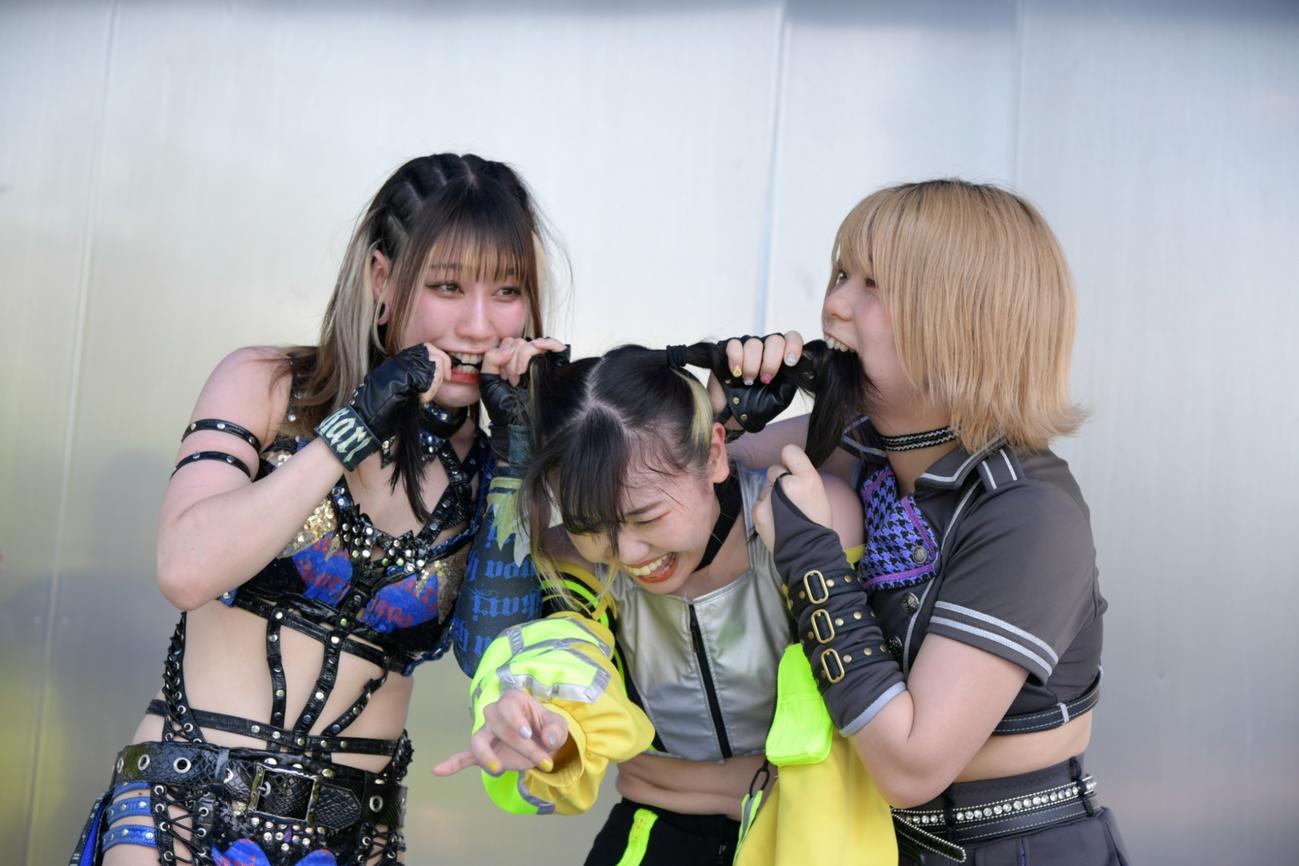 エニウェアフォール6人タッグマッチ　鈴芽（中央）の髪をかむ乃蒼ヒカリ（左）と角田奈穂（東京女子プロレス提供）