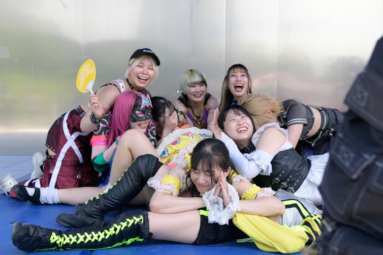 エニウェアフォール6人タッグマッチ　全員でおやすみなさいフォールをかける紅チーム（東京女子プロレス提供）