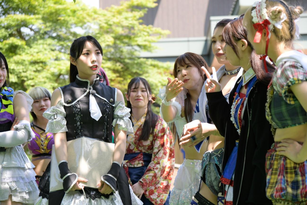 白チームの選手と話す難波小百合リングアナ（左）（東京女子プロレス提供）