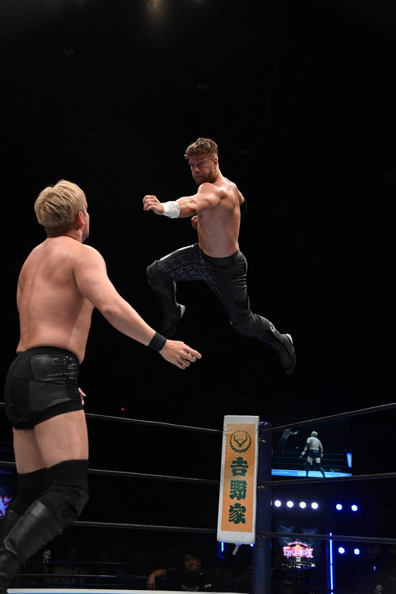 オカダ・カズチカへ高いジャンプから攻撃をしかけるウィル・オスプレイ（新日本プロレス提供）