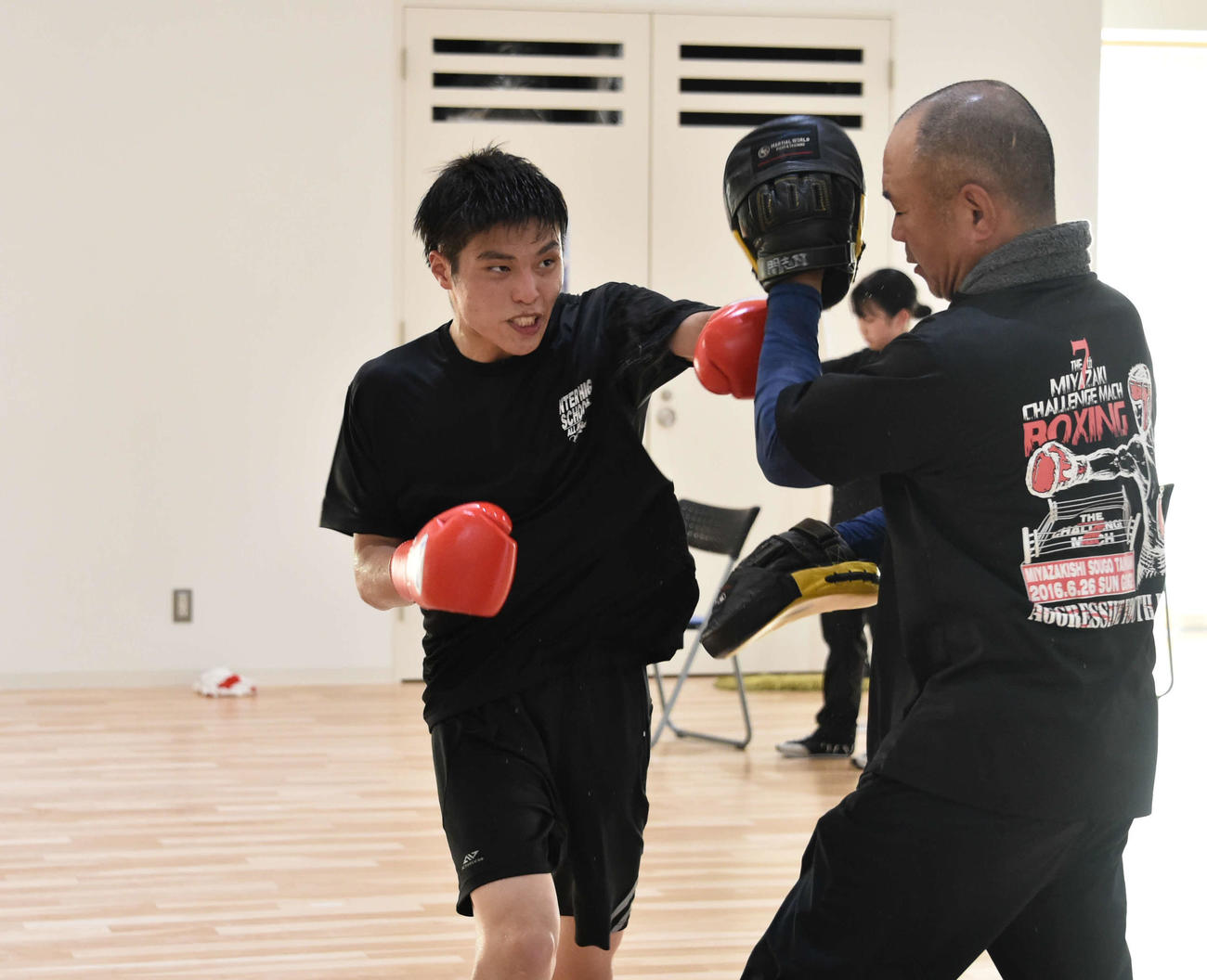 仁多見監督のミットにパワフルな左ストレートを打ち込む川村