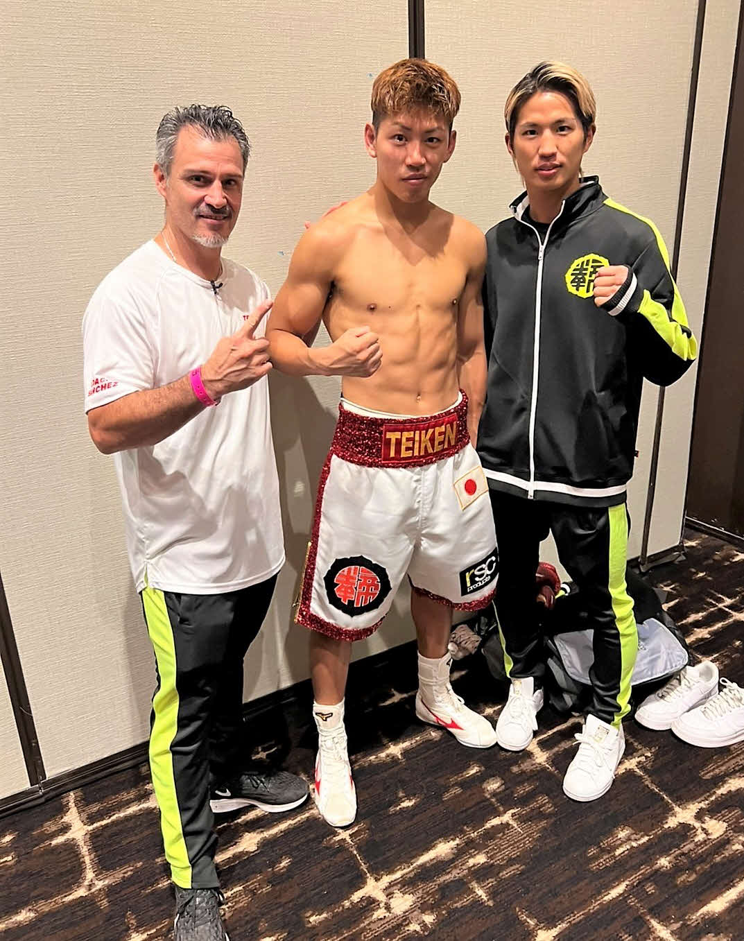 米マッチ3連勝、デビュー5連勝を飾ったホープ村田昴（中央）。左端はオーギー・サンチェス・トレーナー、右端は一緒に米合宿に取り組む金子虎旦（帝拳ジム提供）