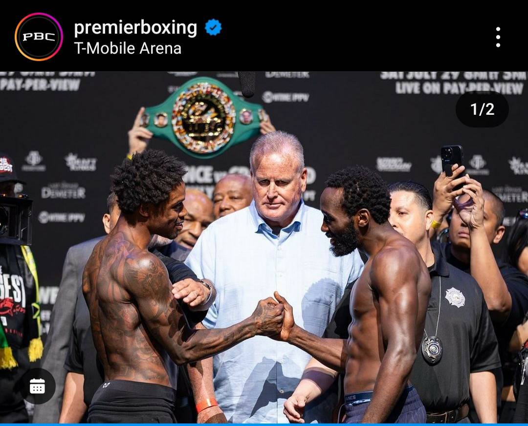 フェースオフ後、握手を交わしたWBAスーパー、WBC、IBFウエルター級王者エロール・スペンスJr．（左端）とWBO同級王者テレンス・クロフォード（右端）（PBC公式インスタグラムから）