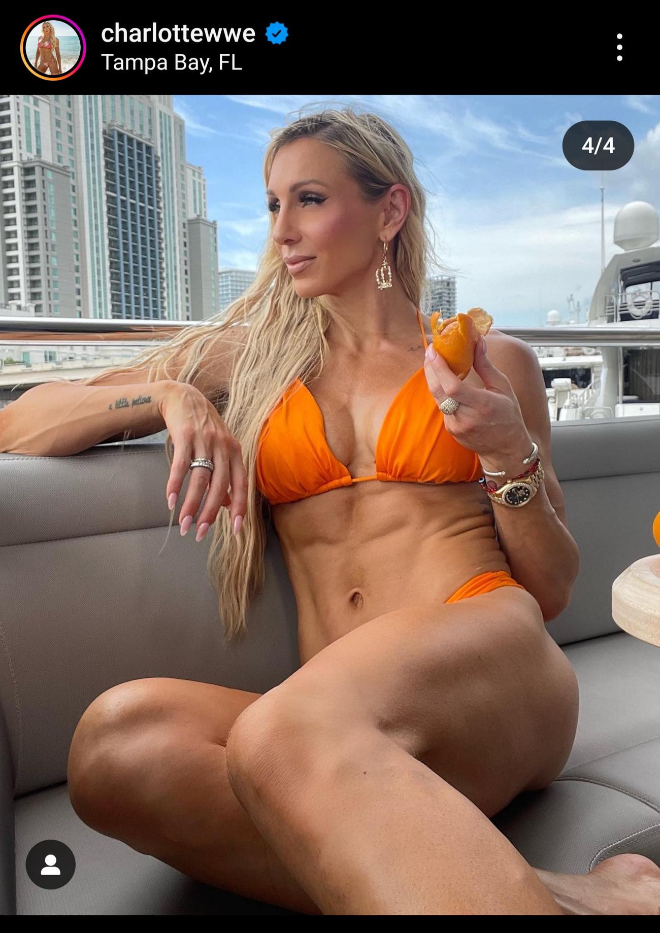 オレンジ色のビキニ姿でリラックスした表情をみせるWWEの「女王様」シャーロット・フレアー（フレアーの公式インスタグラムから）