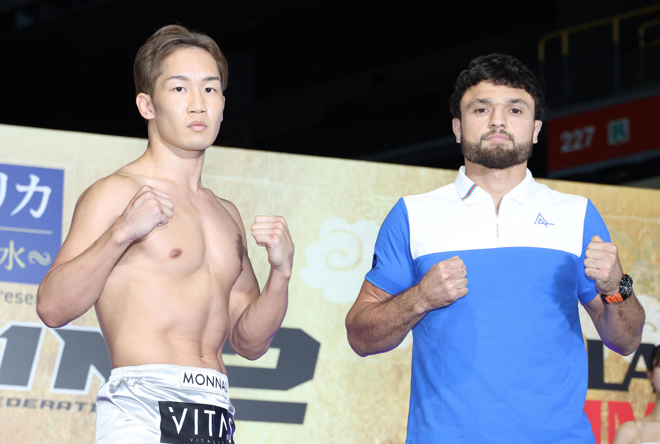ファイティングポーズする朝倉未来（左）とケラモフ（撮影・中島郁夫）
