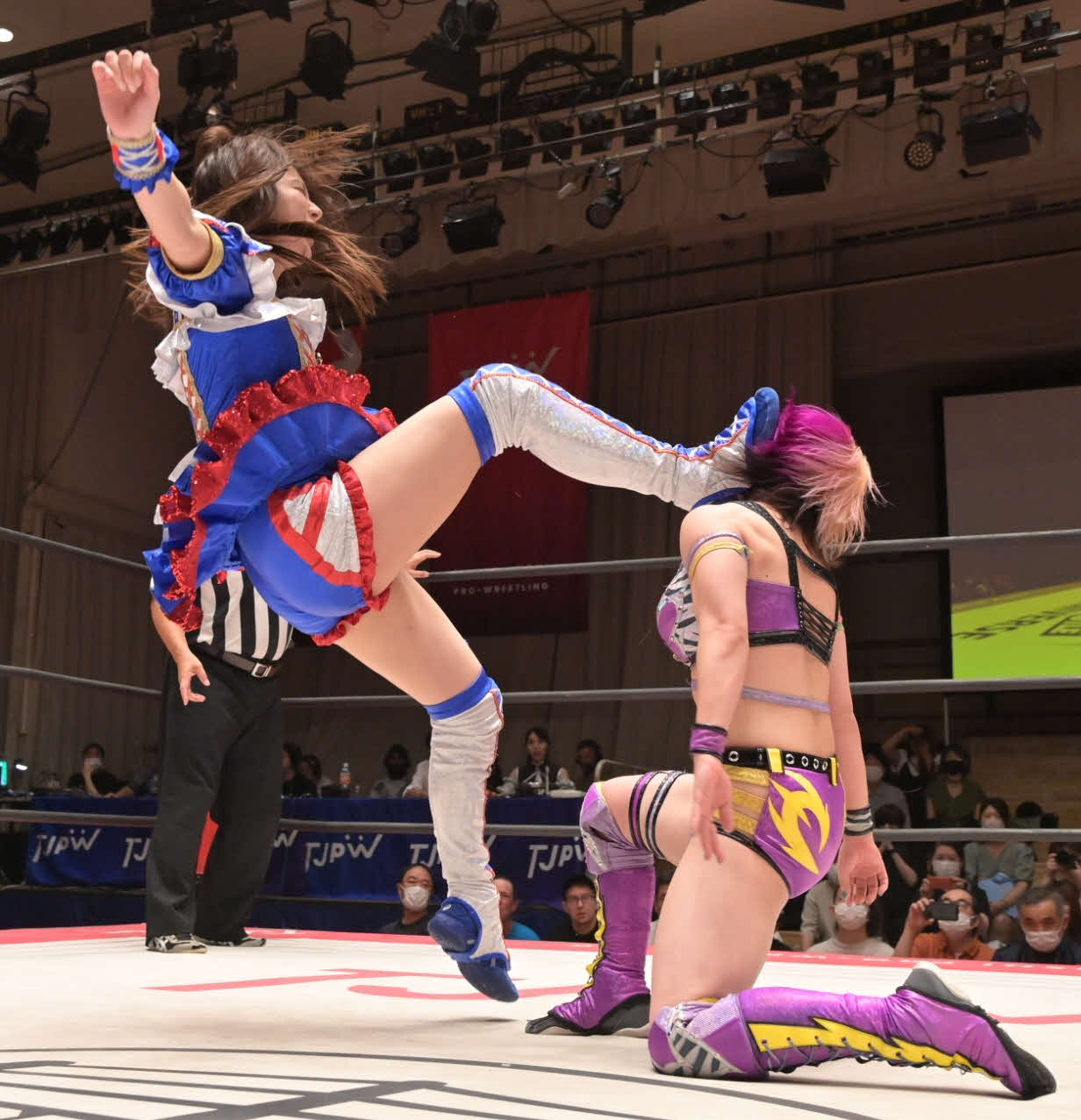 東京女子後楽園大会　東京プリンセスカップ準々決勝で、遠藤有栖（右）に赤井沙希直伝の新人賞を決める荒井優希（東京女子プロレス提供）