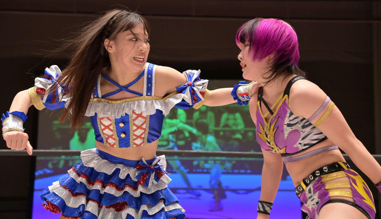 東京女子後楽園大会　東京プリンセスカップ準々決勝で、遠藤有栖（右）とエルボーを打ち合う荒井優希（東京女子プロレス提供）