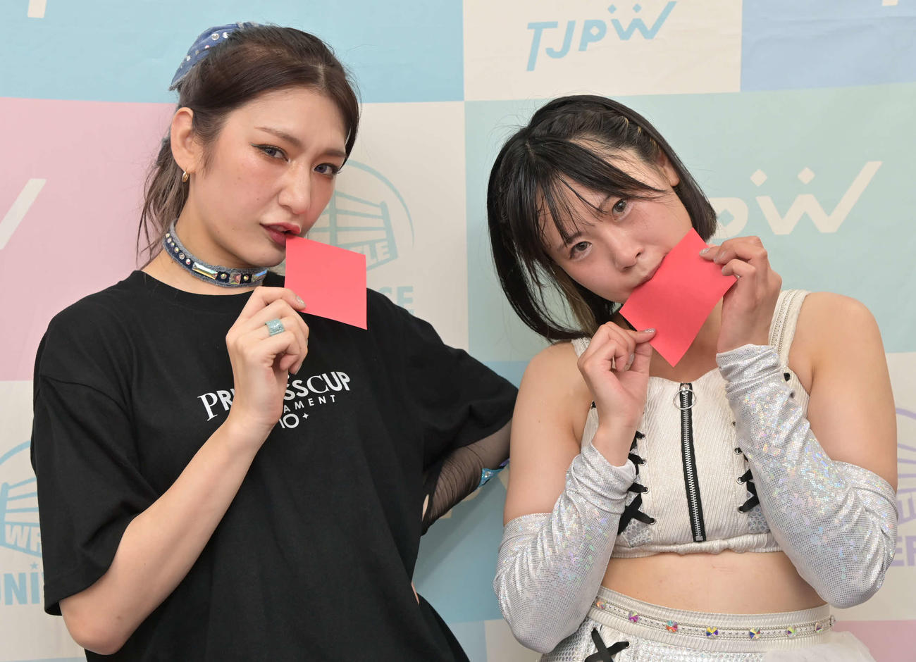 東京女子後楽園大会　抽選の結果、東京プリンセスカップ準決勝で、辰己リカ（右）との対戦が決まった上福ゆき（東京女子プロレス提供）