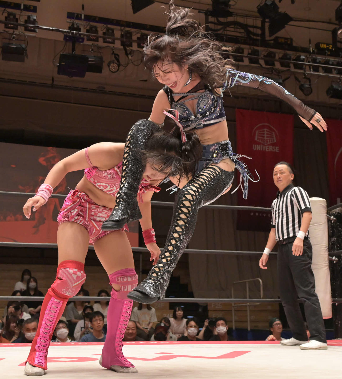 東京女子後楽園大会　東京プリンセスカップ準々決勝で、渡辺未詩（左）にフェイマサーを決める上福ゆき（東京女子プロレス提供）