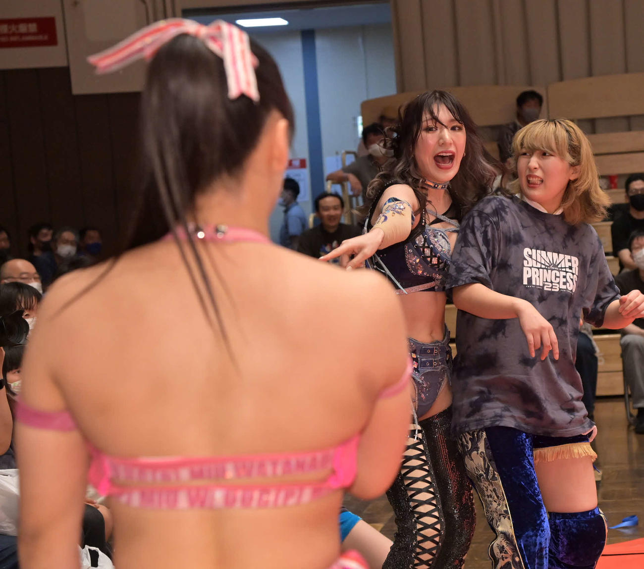 東京女子後楽園大会　セコンドの桐生真弥（右）を使って渡辺未詩（手前）に攻撃を仕掛ける上福ゆき（東京女子プロレス提供）