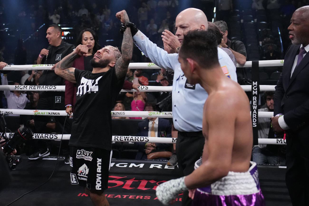 判定で新王者となったサンティアゴ（左）と敗れたドネア（AP）