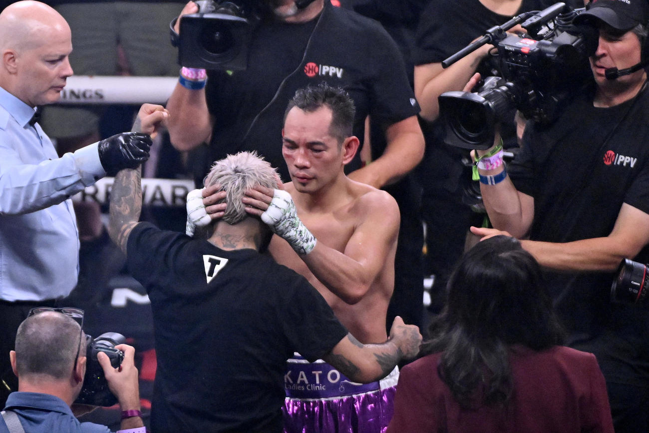 判定で新王者となったサンティアゴ（左）と敗れたドネア（AP）