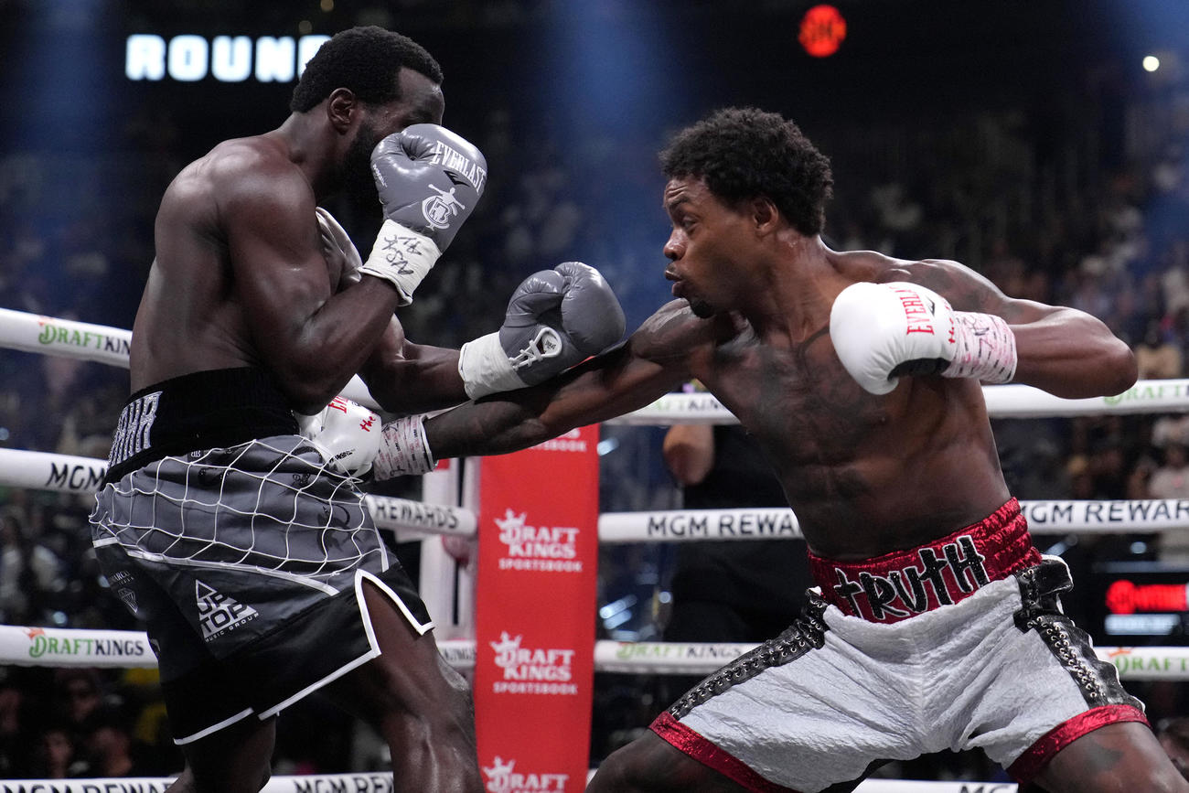 スペンスJr.（右）と戦うクロフォード（AP）