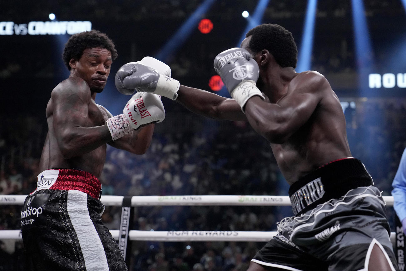 スペンスJr.（左）と戦うクロフォード（AP）