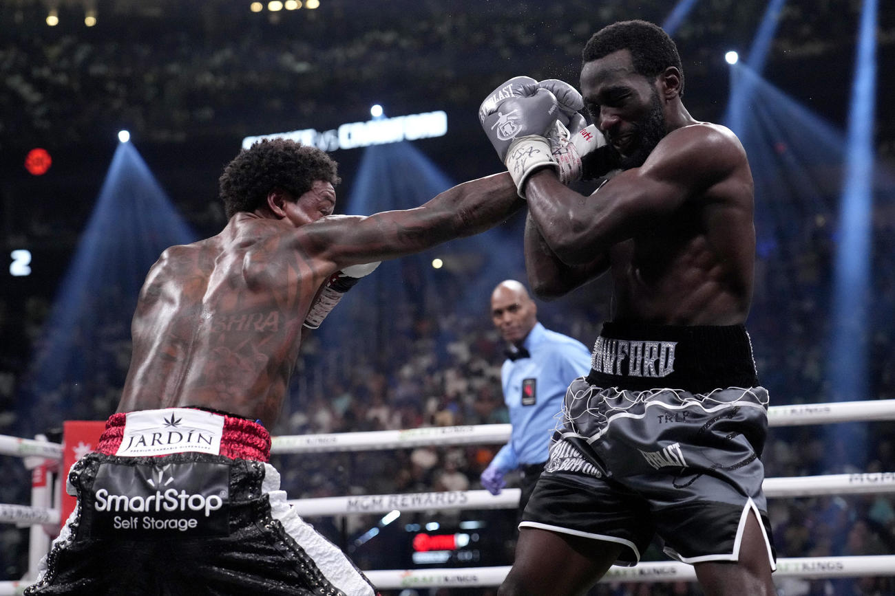 クロフォード（右）と戦うスペンスJr.（AP）