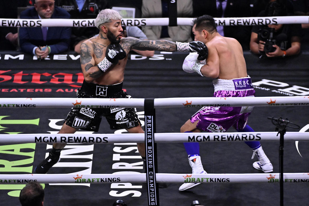 ドネア（右）と戦うサンティアゴ（AP）