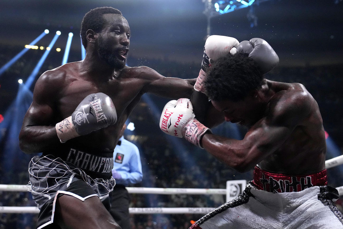 クロフォード（左）と戦うスペンスJr.（AP）