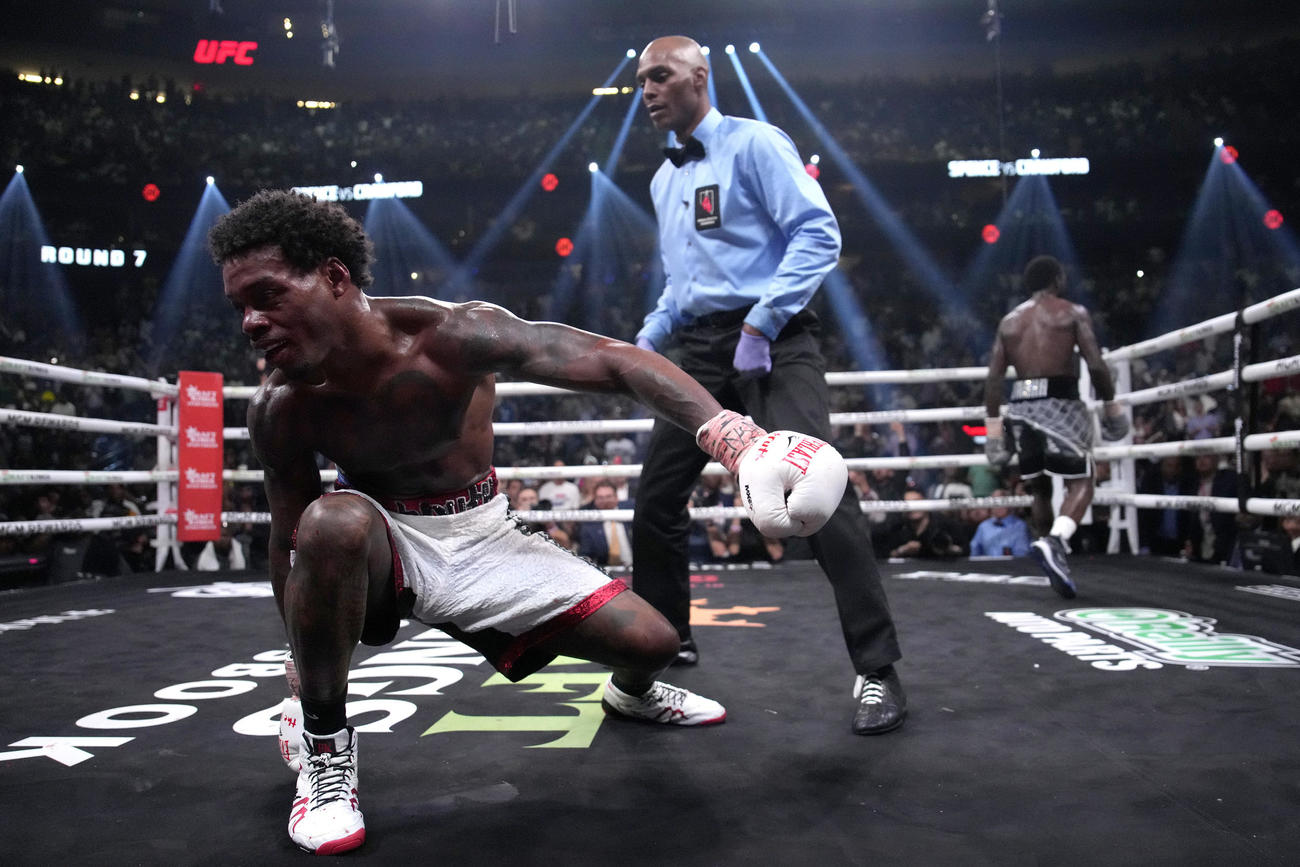 7回、ダウンから立ち上がるスペンスJr.（AP）